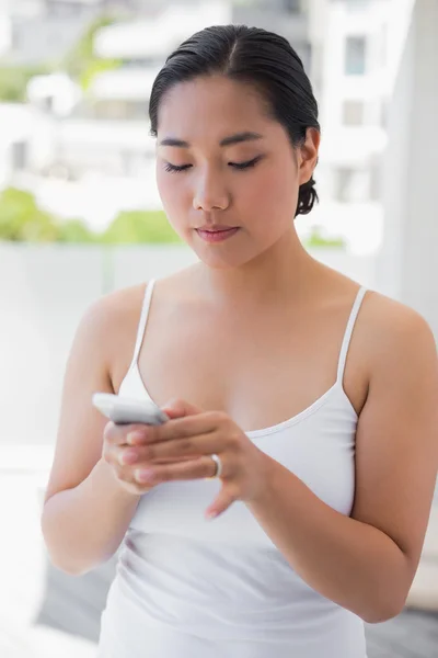 Asiatisk kvinna textning på telefon — Stockfoto