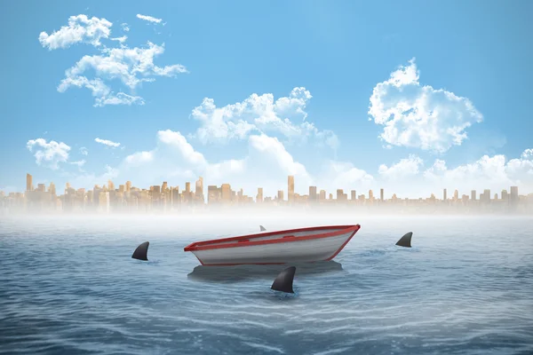 Tiburones rodeando un barco en el mar —  Fotos de Stock