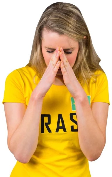 Tifoso di calcio nervoso in tshirt brasiliana — Foto Stock