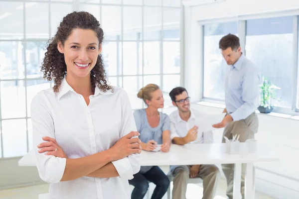 Zakenvrouw met team achter haar — Stockfoto