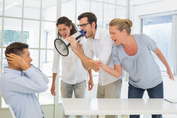 Zakelijke team schreeuwen op een collega — Stockfoto