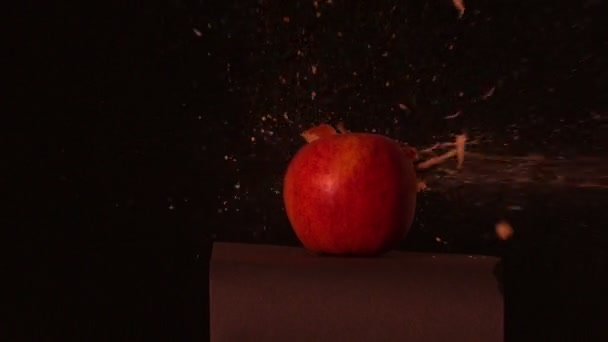 Flèche tirant à travers la pomme — Video