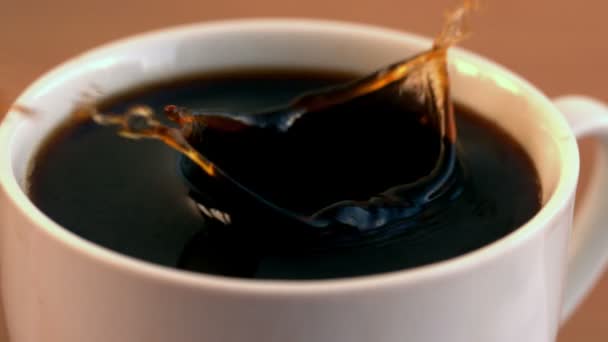 Cubo de azúcar cayendo en la taza de café — Vídeo de stock