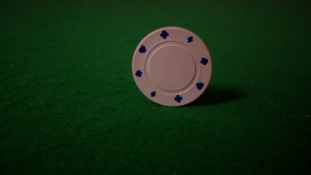 Chip blanc filant sur la table de casino — Video