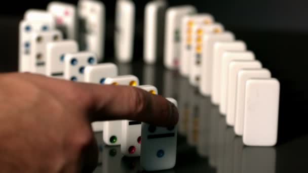 Dita che spingono il domino — Video Stock