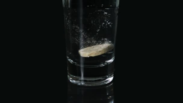 Comprimé effervescent dans un verre d'eau — Video