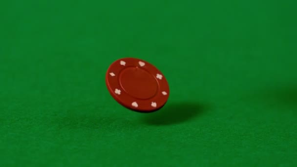 Casino-Chips fallen auf den grünen Tisch — Stockvideo