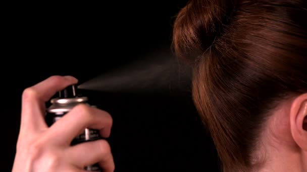 Haarspray sprühen auf Models Frisur — Stockvideo