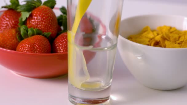 Jugo de naranja vertiendo en el vaso — Vídeo de stock