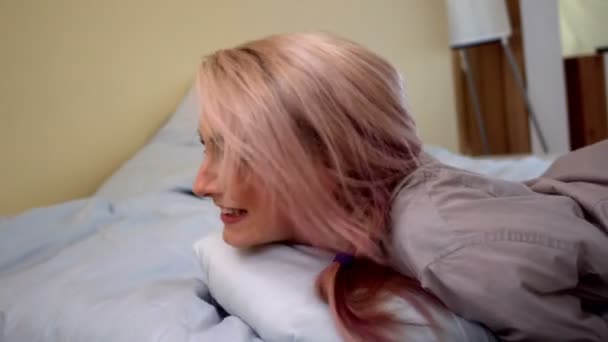 Блондинка шльопаючи вниз на її ліжко — стокове відео