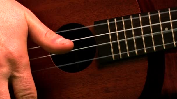 Handschlagende Gitarrensaiten — Stockvideo