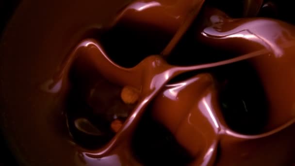 Αμύγδαλα που υπάγονται στη λειωμένη σοκολάτα — Αρχείο Βίντεο