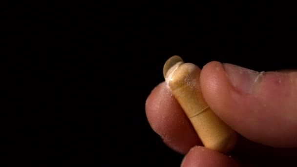 Fingers breaking a pill capsule — Stock Video