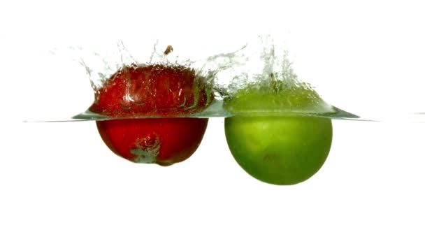 Äpplen störta i vatten — Stockvideo