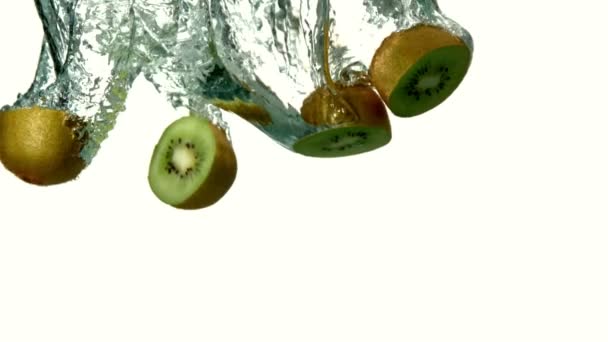 Kiwi stukken storten in water — Stockvideo