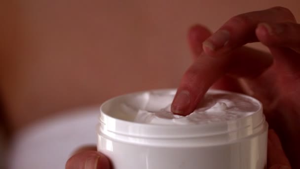 Dedo mergulhando em pote de creme facial — Vídeo de Stock