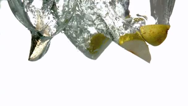 PEAR segmenten storten in water — Stockvideo