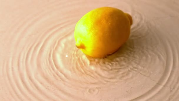 在湿的白色表面的柠檬纺纱 — 图库视频影像