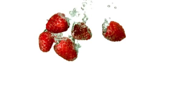 Fresas que caen en el agua — Vídeos de Stock