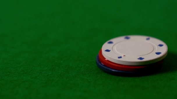 Fichas de casino caindo na mesa verde — Vídeo de Stock