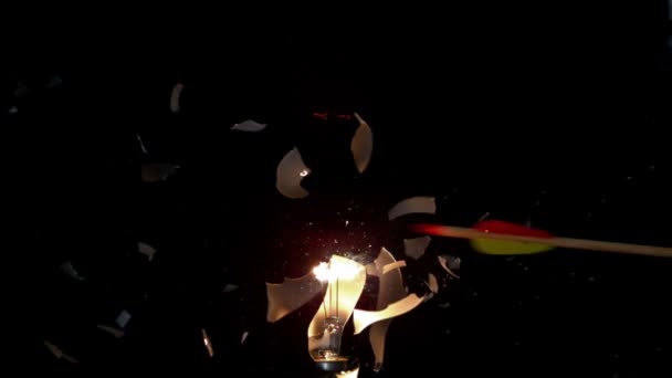 Pfeil schießt durch Glühbirne — Stockvideo