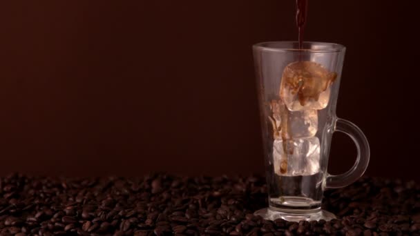 Καφέ ρίχνει στο ποτήρι με πάγο — 图库视频影像