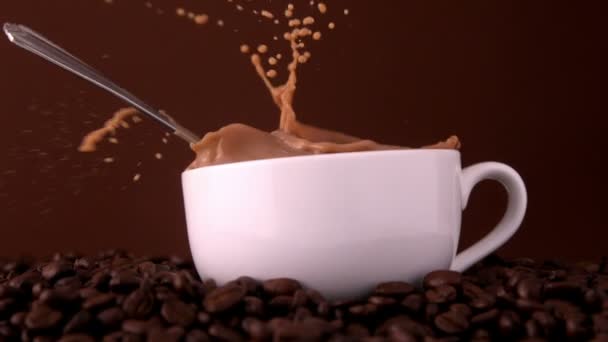 Colher de chá caindo em xícara de café — Vídeo de Stock