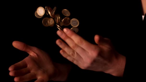 Женщина бросает монеты евро — стоковое видео