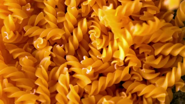 Těstoviny Fusilli vytékala více — Stock video