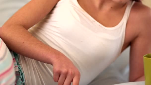 Tablet kullanarak yatakta yatarken sarışın — Stok video