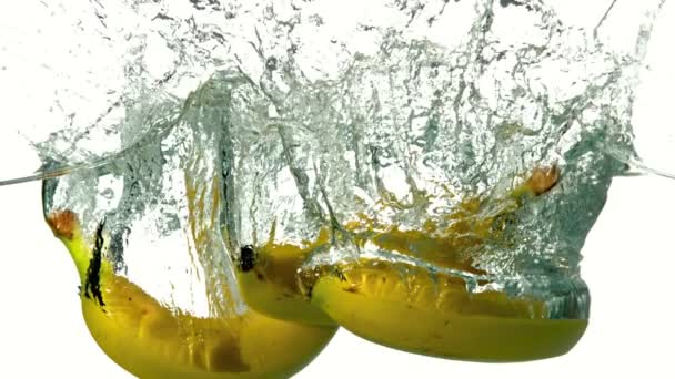 Plátanos sumergidos en el agua — Vídeo de stock