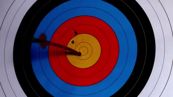 Flecha disparando al blanco — Vídeo de stock
