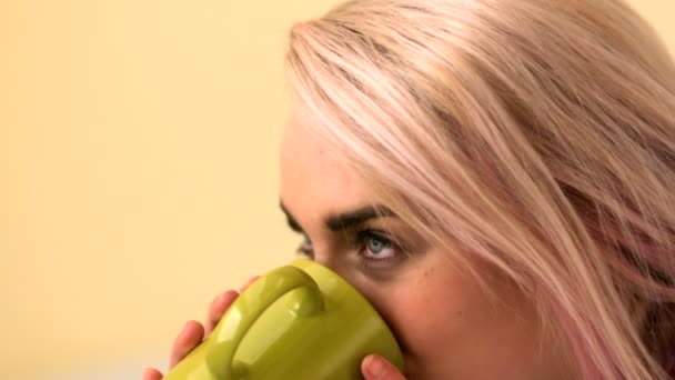 Blonde sirotant de tasse — Video