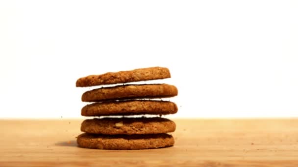 Biscoitos que caem na mesa de madeira — Vídeo de Stock