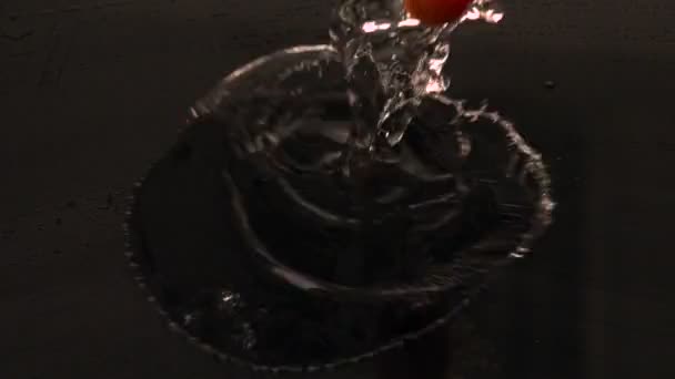 Tomates cereja caindo na água — Vídeo de Stock