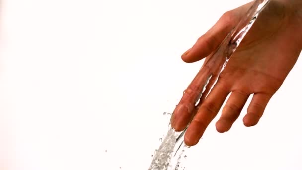 Νερό ρίχνει πάνω από το γυναικείο χέρι — Αρχείο Βίντεο
