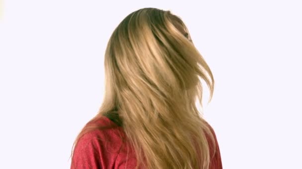 Loira bonita jogando seu cabelo — Vídeo de Stock