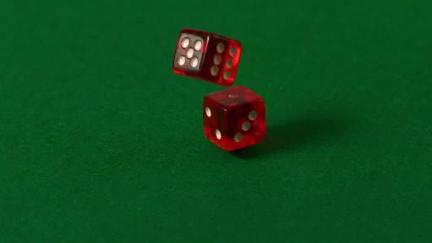Червоні кістки падають на стіл казино — стокове відео