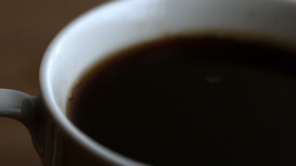 Milchtropfen fallen in Kaffeetasse — Stockvideo