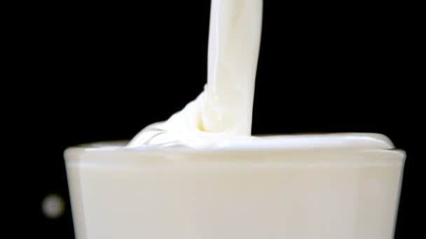 Молоко вливається в склянку — стокове відео