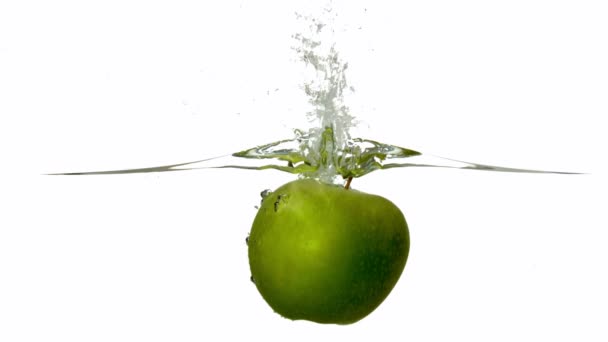 Grönt äpple störta i vatten — Stockvideo