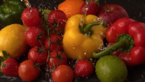 Lluvia de agua sobre frutas y verduras — Vídeos de Stock