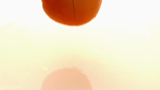 Narancssárga felét nedves felületre eső — Stock videók