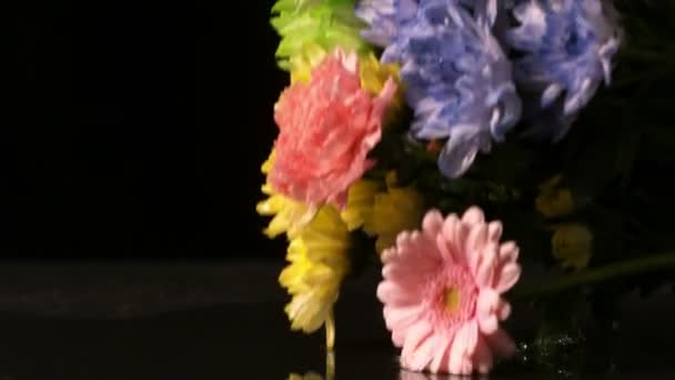 Bloemen vallen — Stockvideo