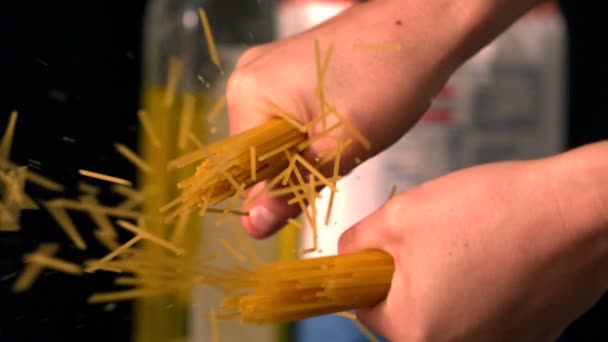 手を半分にスパゲティをスナップ — ストック動画