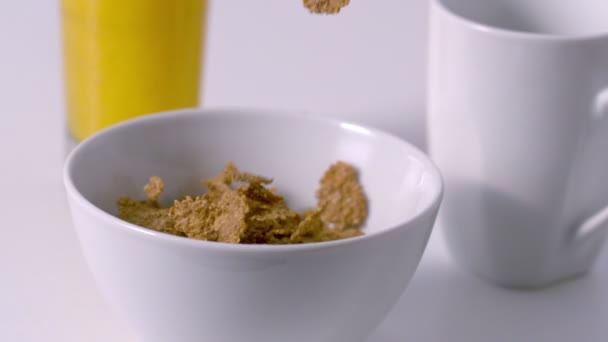 Müsli in eine Schüssel gießen — Stockvideo