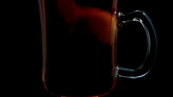 Cuillère en remuant le thé dans un verre — Video