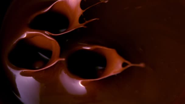 Bonbons fallen in geschmolzene Schokolade — Stockvideo