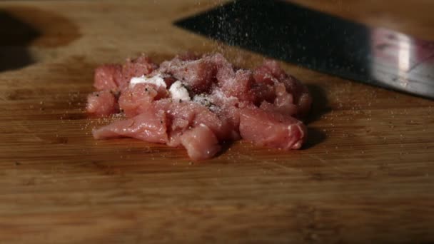 Kousky vepřového masa jsou kořeněné — Stock video