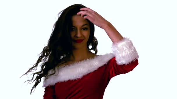 Brunette in santa outfit gooien haar haren — Stockvideo